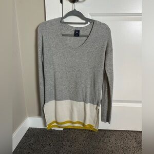 GAP Gray V-Neck Sweater with White and Yellow Accents